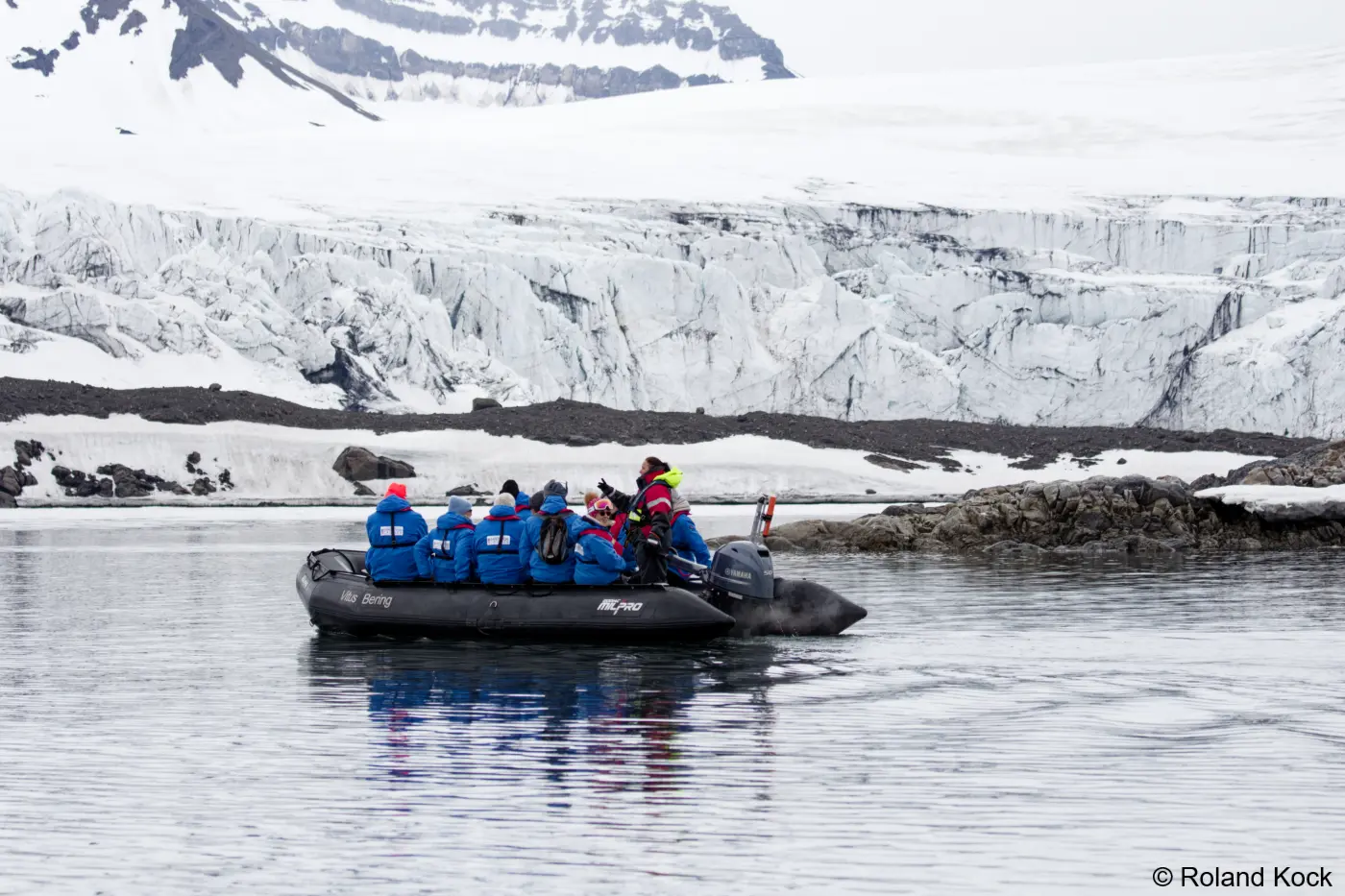 Expedition Spitzbergen: Mit dem Zodiac vor dem Gletscher in der Burgerbukta von Spitzbergen Foto: Roland Kock