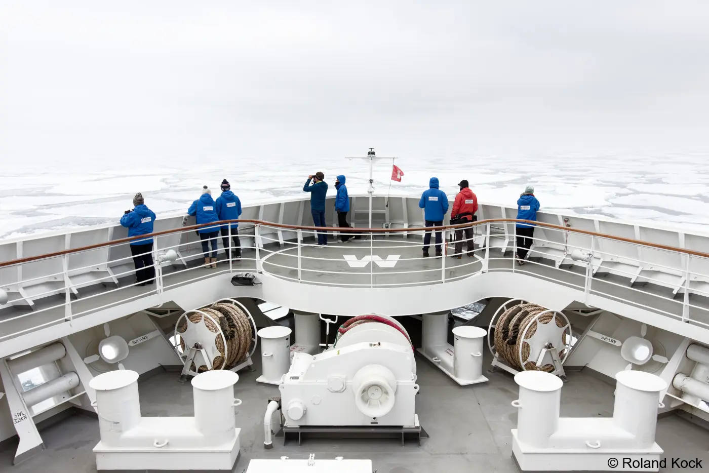 MS Hanseatic Inspiration von Hapag Lloyd Cruises im Packeis von Spitzbergen Foto: Roland Kock