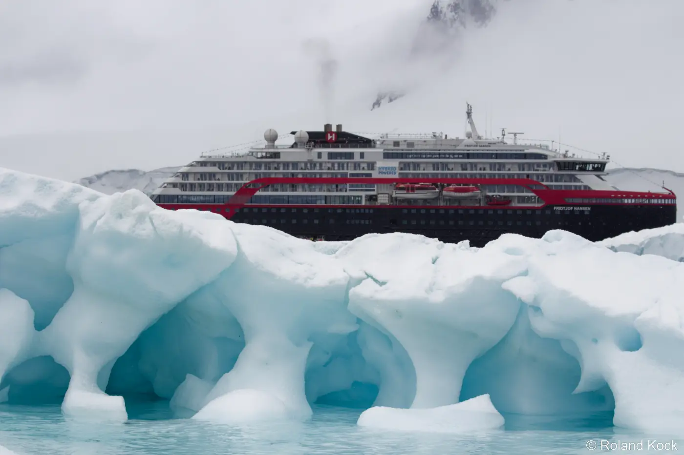 HX Hurtigruten Expeditions MS Fridtjof Nansen in der Antarktis Foto: Roland Kock HX Hurtigruten Expeditions MS Fridtjof Nansen in der Antarktis Foto: Roland Kock