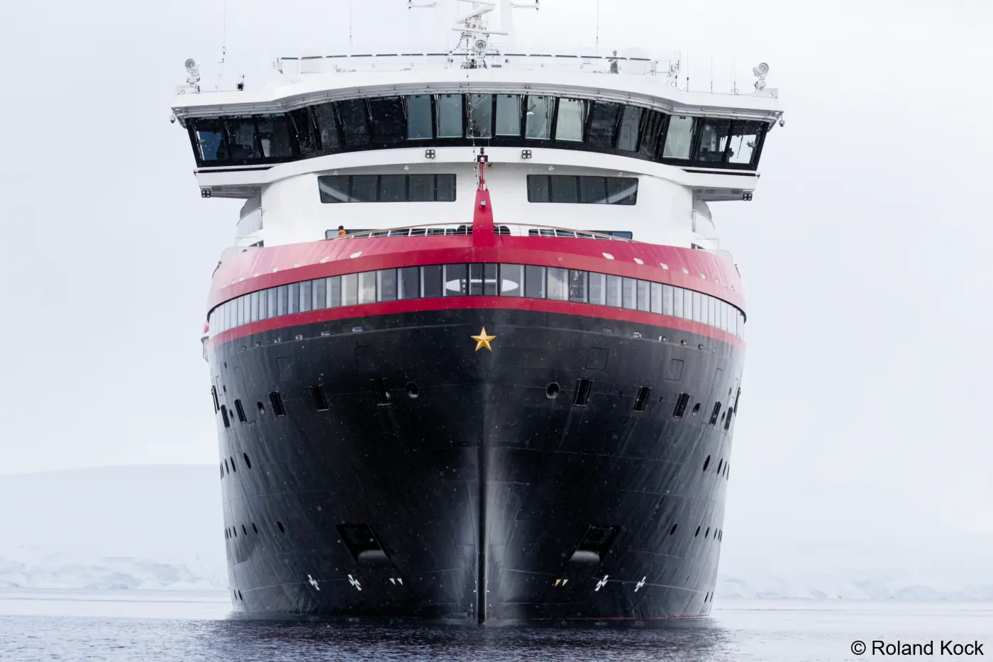 Die MS Fridtjof Nansen von HX Hurtigruten Expeditions in der Antarktis Foto: Roland Kock Die MS Fridtjof Nansen von HX Hurtigruten Expeditions in der Antarktis Foto: Roland Kock