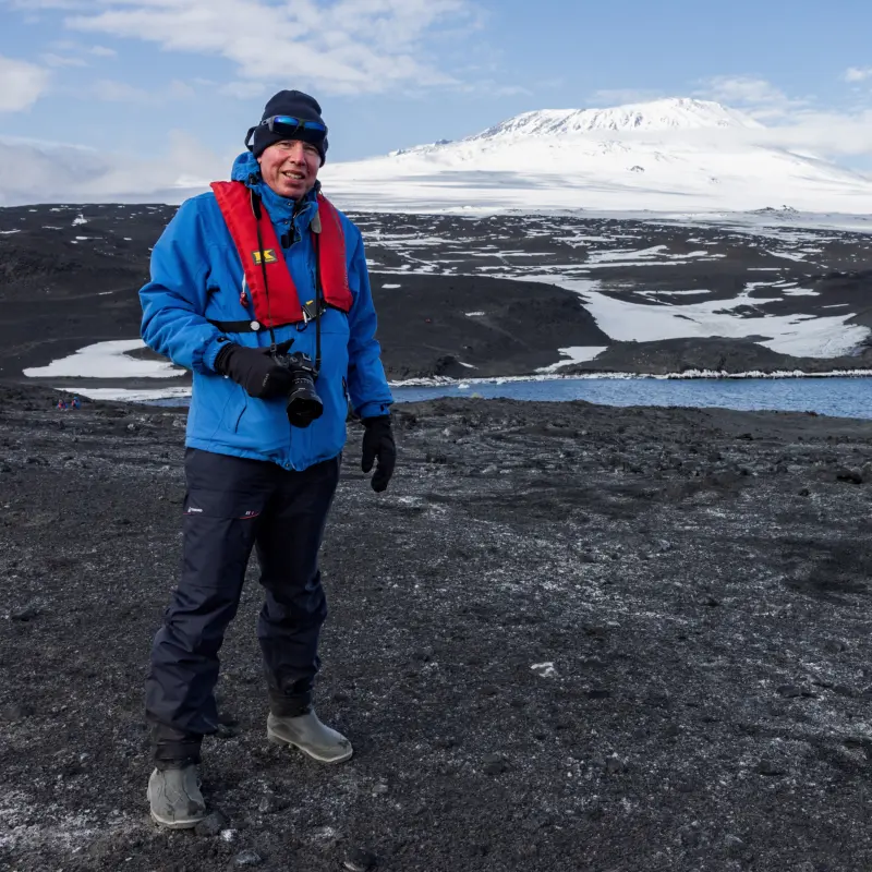 Porträt vor dem Mount Erebus in der Antarktis Porträt vor dem Mount Erebus in der Antarktis