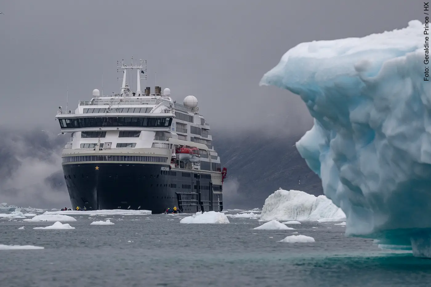 MS Fridtjof Nansen von HX Hurtigruten Expeditions vor Alluttoq Island in Grönland